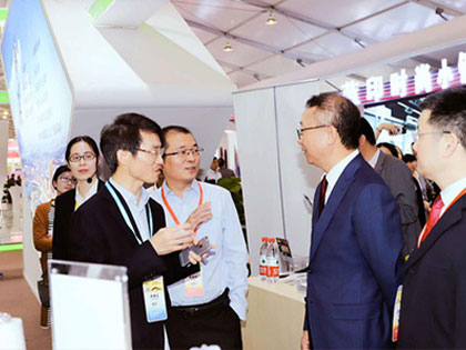 Sun Ruizhe, Präsident des China National Textile and Apparel Council, inspizierte und leitete die Ausstellungshalle der Xingfa Chemical Fibre Group