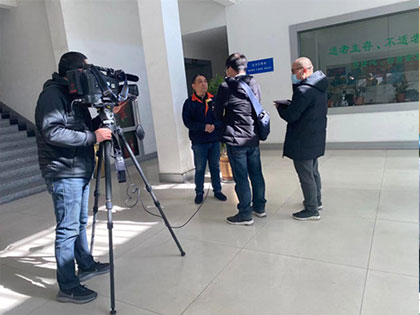 Die Fernsehsender Shaoxing Public Channel und Keqiao District TV Station reisten nach Xingfa, um ein Interview zu führen bzw. darüber zu berichten