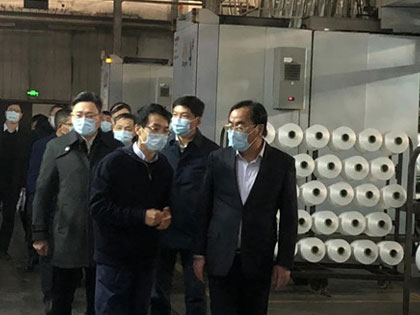 Der Sekretär des städtischen Parteikomitees von Shaoxing, Ma Weiguang, und seine Partei gingen zur AIA Polyester Company, einer Tochtergesellschaft der Gruppe, um den in Shaoxing gebliebenen Mitarbeitern ihr Beileid auszusprechen