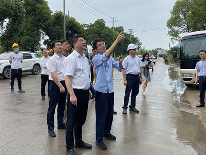 Der Sekretär des Parteikomitees des Bezirks Keqiao, Shen Zhijiang, und seine Partei besuchten das Hightech-Projekt der Gruppe in Chengbang, um Nachforschungen anzustellen und sich beraten zu lassen