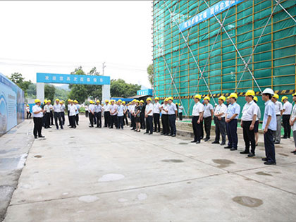 Die Leiter der vier Teams im Bezirk Keqiao führten ein Team zum High-Tech-Projekt der Gruppe in Chengbang, um dort Untersuchungen und Anleitungen durchzuführen